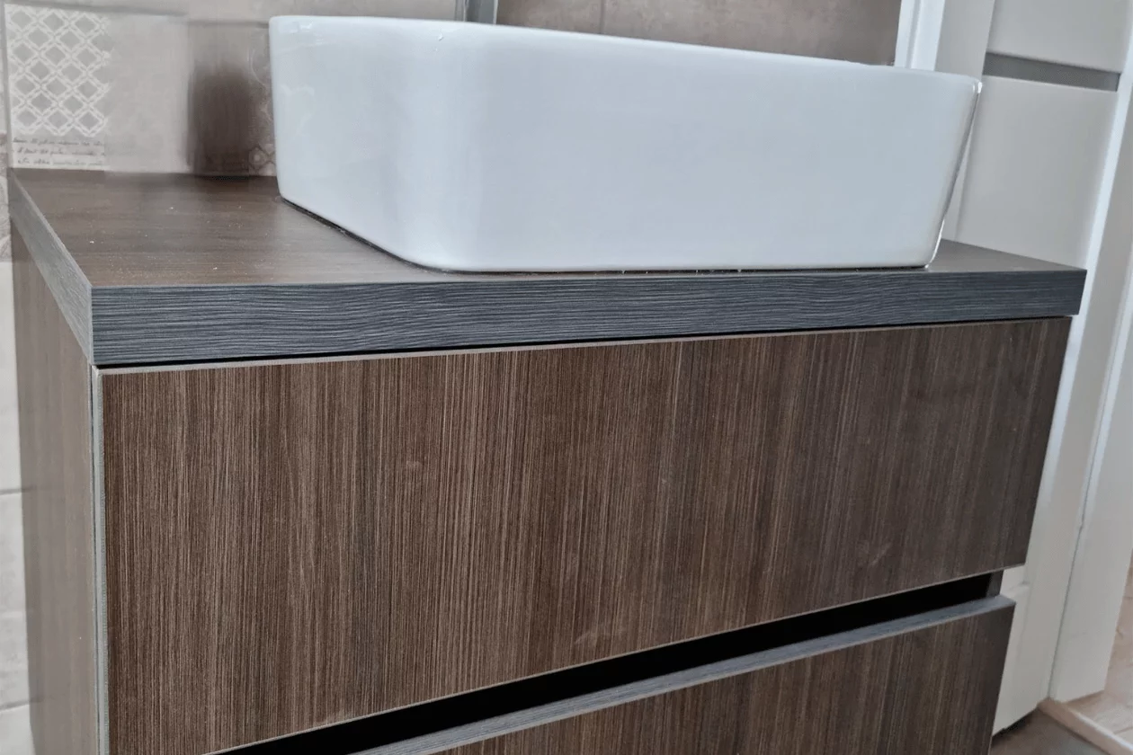 Fineline: lavoar dreptunghiular pe blat închis