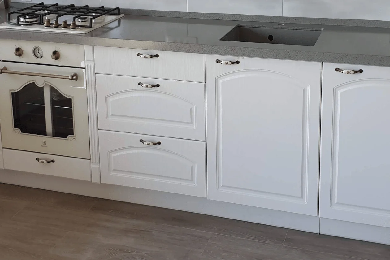 Classic Design: cuptor crem și sertare frezate
