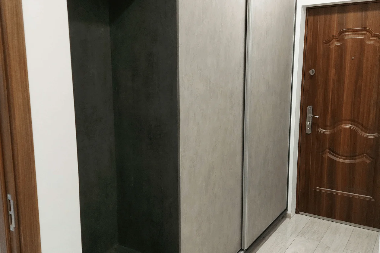 Beton Deschis: holul cu ușa de intrare