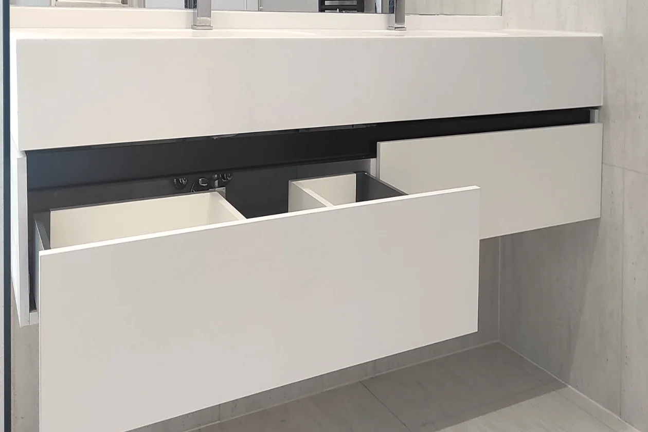 White Premium: interiorul sertarului din stânga