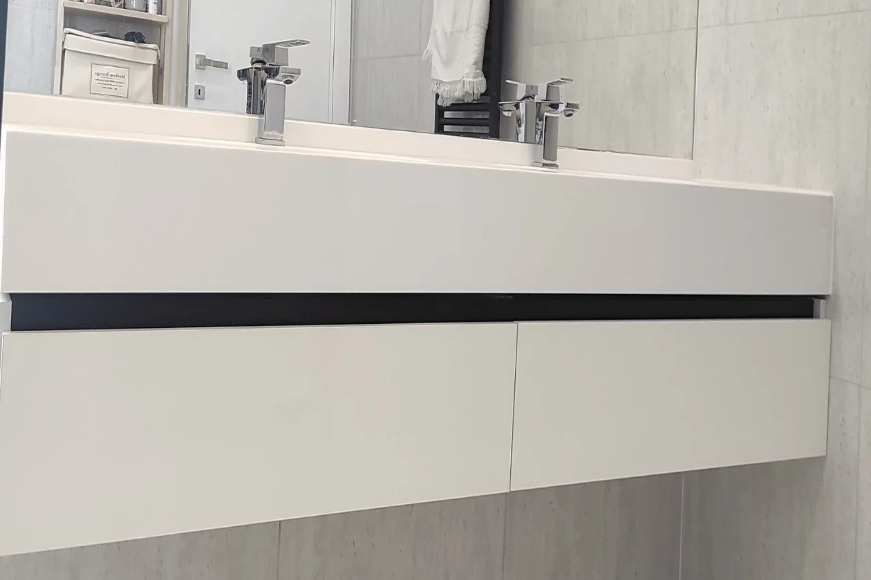 White Premium: fronturile închise și profilul negru