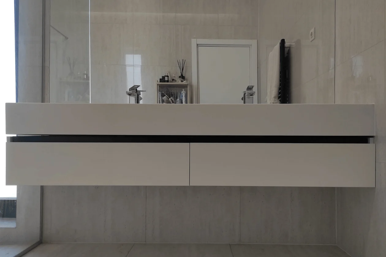 White Premium: corpul de baie văzut de la distanță
